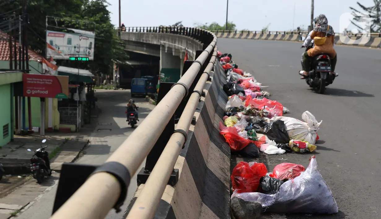 Kantong plastik berisi sampah tergeletak di jalan layang Jalan Raya Bogor, Kabupaten Bogor, Senin (1/6/2020). Minimnya lokasi penampungan sampah semenatara dan kesadaran warga untuk membuang sampah pada tempatnya menjadikan area ini kerap dipenuhi timbunan sampah. (Liputan6.com/Helmi Fihtriansyah)