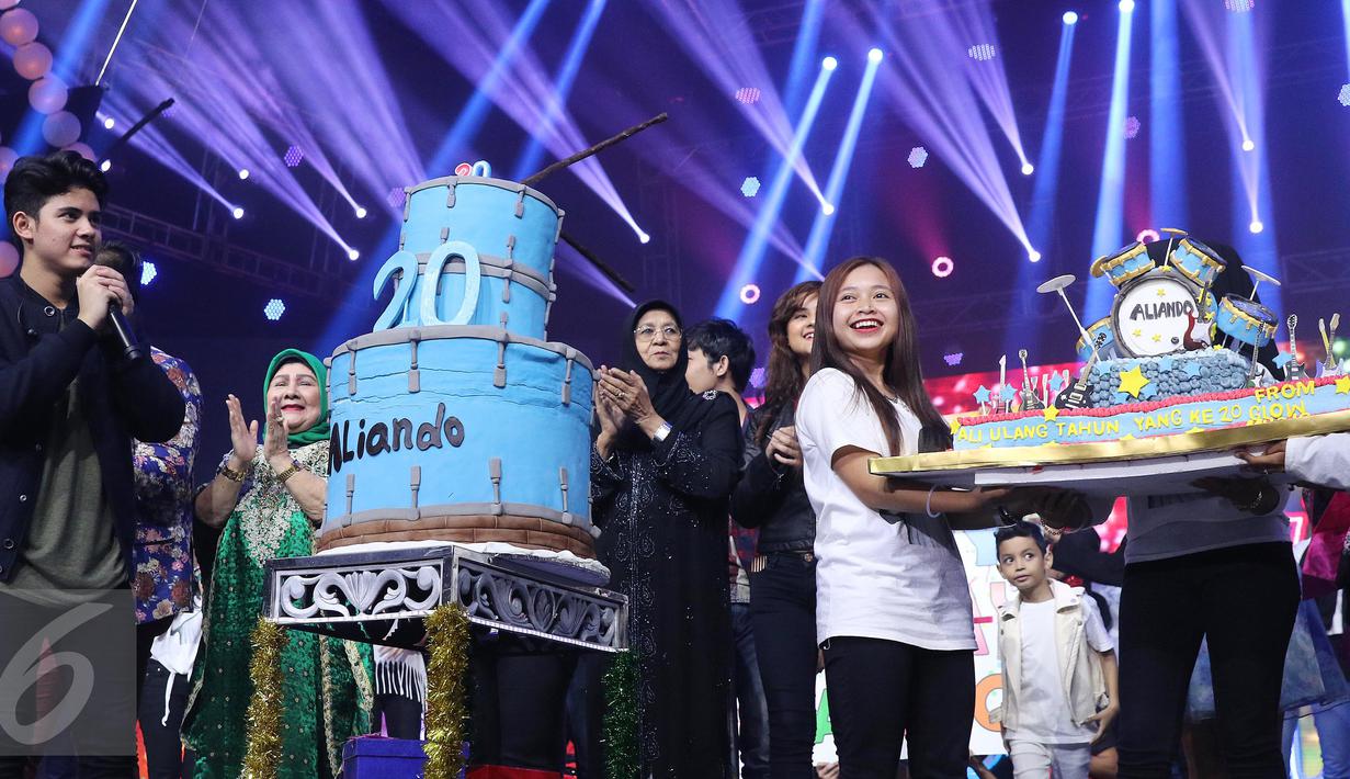 Aliando Syarief mendapat kue ulang tahun saat The Biggest Concert di Studio 6 Emtek City, Jakarta, Rabu (26/10). The Biggest Concert Magicaliando adalah konser khusus yang dibuatkan SCTV untuk HUT Aliando ke-20. (Liputan6.com/Herman Zakharia)