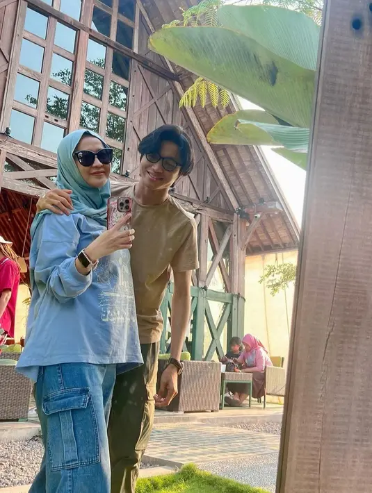 Keisha juga beruntung memiliki bunda seperti Okie dan dia sangat menyanyangi perempuan yang sudah melahirkannya ke dunia ini.