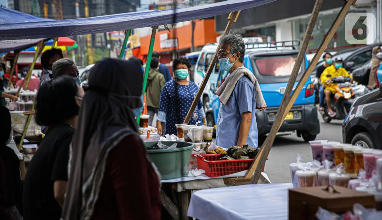 Pembeli melihat-lihat makanan yang dijual di Pasar Takjil Benhil, Jakarta, Selasa (13/4/2021). Pasar takjil yang ada setiap bulan Ramadhan tersebut dipadati warga untuk membeli makanan berbuka puasa. (Liputan6.com/Faizal Fanani)