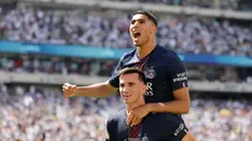 Pemain PSG Fabian Ruiz dan Achraf Hakimi merayakan gol ke gawang Real Madrid pada laga semifinal Piala Dunia Antarklub 2025 yang berlangsung di MetLife Stadium, Kamis (10/7) dini hari WIB. (AP Photo/Adam Hunger)