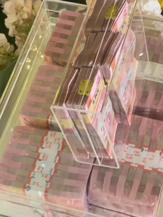 "Uang angpau tunangan sanjit di Hotel Mulia Bali,"  tulis Hotman membagikan potretnya. [Instagram/hotmanparisofficial]