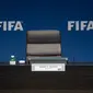 Kursi dan meja tempat Sepp Blatter berada saat rapat FIFA tampak kosong. (EPA/Ennio Leanza)