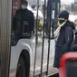 Orang-orang yang memakai masker menaiki bus di Brussels, Belgia, Rabu (17/11/2021). Pemerintah Belgia mewajibkan kembali penggunaan masker dan memberlakukan warga bekerja dari rumah dalam upaya untuk menahan lonjakan baru kasus COVID-19. (AP Photo/Olivier Matthys)