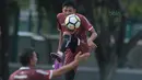 Pemain Persija Jakarta, Vava Mario Yagalo mengontrol bola saat sesi latihan jelang  Piala AFC 2018 di Lapangan ABC, Senayan, Jakarta (27/2/2018). Persija melawan Tampines Rovers pada 28 Februari 2018. (Bola.com/Nick Hanoatubun)