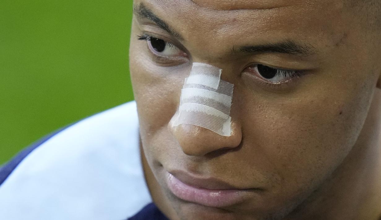 Kondisi pemain Prancis, Kylian Mbappe saat berlatih jelang laga Grup D melawan Belanda di Home Deluxe Arena Stadium, Paderborn, Jerman, Rabu (19/06/2024) waktu setempat. Mbappe terlihat menggunakan perban hidung setelah mengalami cedera patah tulang hidung pada laga Grup D Prancis melawan Austria Selasa (18/06/2024) WIB lalu. (AP Photo/Hassan Ammar)