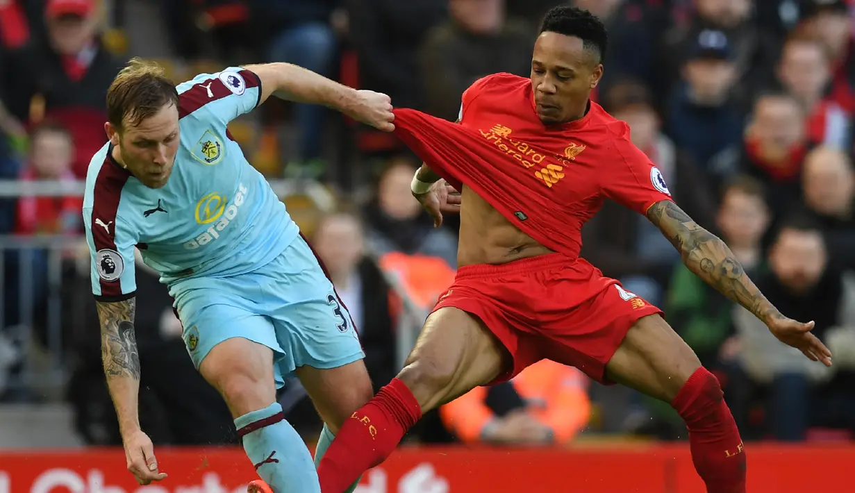 Gelandang Burnley, Scott Arfield, menarik baju dari bek Liverpool, Nathaniel Clyne. Sempat tertinggal lebih dulu, Liverpool mampu bangkit dan berbalik unggul 2-1 atas Burnley. (AFP/Paul Ellis)