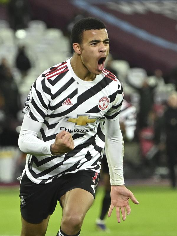 Gelandang Manchester United, Mason Greenwood berselebrasi usai mencetak gol ke gawang Manchester United pada pertandingan lanjutan Liga Inggris di stadion London di London, Inggris, Minggu (6/12/2020). MU menang 3-1 atas West Ham. (Justin Setterfield/Pool Via AP)