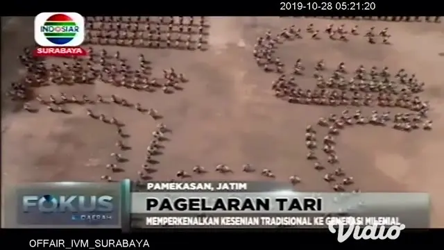 Tari kolosal Topeng Gethak digelar di Pamekasan, Jawa Timur, Minggu. Pertunjukan seni budaya tradisional itu melibatkan sebanyak 489 orang penari dari kalangan pelajar SMP dan SMA di wilayah itu.