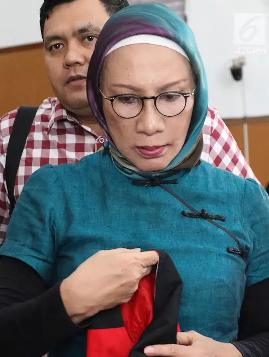 Terdakwa kasus dugaan penyebaran berita bohong atau hoaks Ratna Sarumpaet setelah mengikuti sidang lanjutan di PN Jakarta Selatan, Selasa (9/4). Sidang dengan agenda mendengarkan keterangan empat orang saksi, salah satunya yaitu Presiden KSPI, Said Iqbal. (Liputan6.com/Immanuel Antonius)