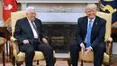 Senyum Presiden AS, Donald Trump dan Presiden Palestina, Mahmoud Abbas saat melakukan pertemuan di Gedung Putih, Washington, AS (3/5). Pertemuan membicarakan seputar upaya perdamaian Timur Tengah melalui cara diplomatik. (AFP Photo/Mandel Ngan)