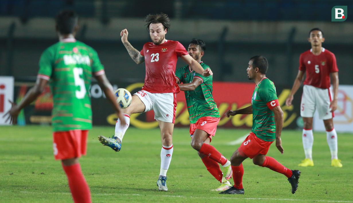 <p>Laga kontra Bangladesh merupakan debut bagi Marc Klok di Timnas Indonesia senior asuhan Shin Tae-yong. Gelandang bertahan 29 tahun itu terpilih menjadi starter dan tampil sepanjang 90 menit di pertandingan tersebut. (Bola.com/M Iqbal Ichsan)</p>