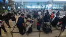 Angka tersebut diprediksi meningkat sekitar 2 persen dibandingkan periode yang sama pada tahun sebelumnya. Tampak dalam foto, calon penumpang saat berada di Terminal 3 Bandar Udara Internasional Soekarno–Hatta, Tangerang, Banten, Rabu (11/3/2026). (merdeka.com/Arie Basuki)