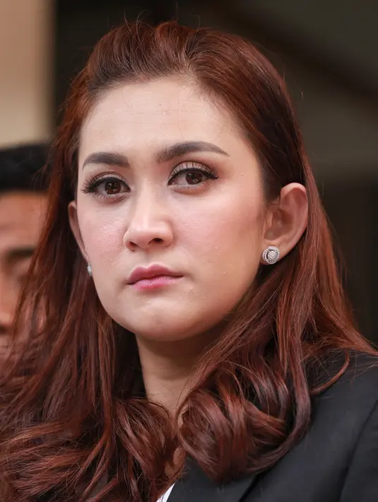 "Sebenarnya hari ini ada pemeriksaan berita acara tambahan. Mba Nafa tadi malam sudah konfirmasi tapi Saya baru ada kabar kalau ga bisa hadir hari ini," kata Sandy Arifin di Polda Metro Jaya, kawasan Semanggi, Rabu (18/10/2017). (Adrian Putra/Bintang.com)