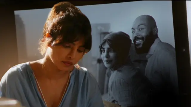 Potret Mira Ray (Priyanka Chopra) dan John (Arinze Kene) di film Love Again.