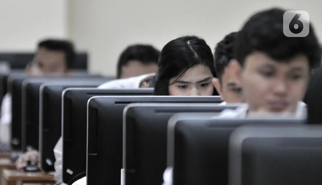 Ekspresi peserta saat mengikuti Seleksi Kompetensi Dasar (SKD) berbasis Computer Assisted Test (CAT) untuk CPNS Kementerian Agraria Tata Ruang/Badan Pertanahan Nasional (ATR/BPN) di Kantor BKN Regional V, Jakarta, Senin (27/1/2020). Seleksi diikuti 2.162 peserta. (merdeka.com/Iqbal Nugroho)