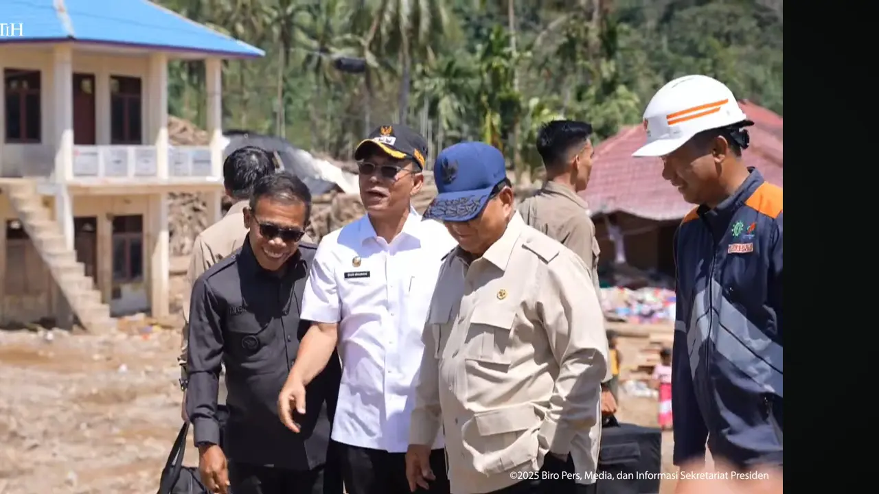 Presiden Prabowo Subianto meninjau pembangunan Jembatan Bailey Sungai Garoga di Tapanuli Selatan, Sumatra Utara (Sumut), Rabu (31/12/2025).