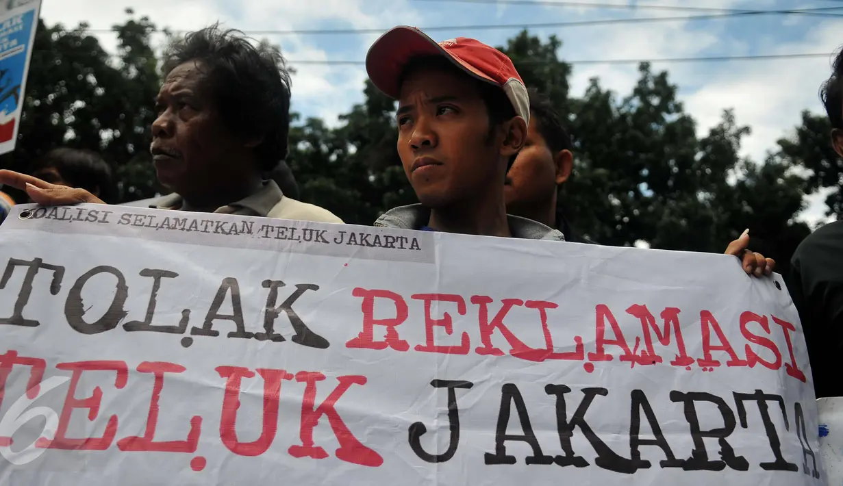 Nelayan saat mengelar demo menolak reklamasi teluk Jakarta di depan kantor DPRD DKI Jakarta, Selasa (1/3). Mereka menyampaikan kekhawatirannya terhadap reklamasi yang bisa menyulitkan mencari ikan. (Liputan6.com/Gempur M Surya)