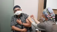 Prof. Aman Pulungan menerima vaksin booster Moderna di RSCM. Foto: dok Kemenkes