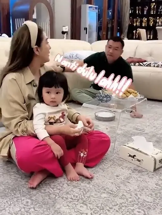 "Sampe direbutin Genda sama Kakek, sabar yaa kak Naaa😂 #ameena #ashanty #ananghermansyah," tulisnya sebagai caption video @AttaAurel_. [Youtube/@AttaAurel_]