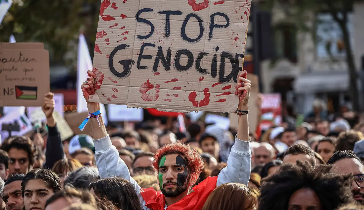 Dalam aksinya, pengunjuk rasa menyerukan gencatan senjata antara Israel dan Hamas di tengah semakin banyaknya korban yang berjatuhan. (AP Photo/Aurelien Morissard)