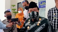 Bupati Donggala, Kasman Lassa saat menjelaskan tentang video dirinya yang berjoget bersama warga saat penerapan PPKM Level 3, Jumat (27/8/2021). (Foto: Heri Susanto/ Liputan6.com).