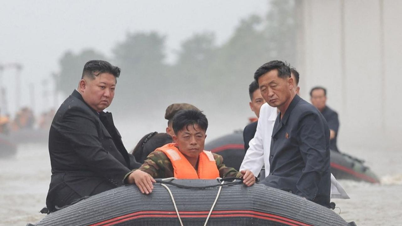 Pemimpin Korea Utara, Kim Jong-un murka setelah banjir dahsyat melanda bagian utara negaranya. Kim Jong-un dilaporkan memerintahkan eksekusi mati terhadap sejumlah pejabat usai banjir menewaskan ribuan orang pada Juli 2024 lalu. Foto: KCNA via REUTERS