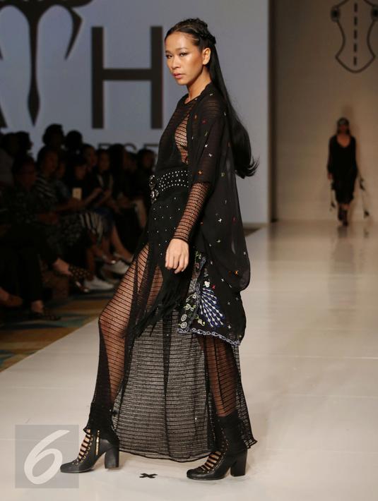 Model berpose di atas catwalk mengenakan karya Barli Asmara dalam peragaan busana IPMI Trend Show 2017 di Senayan City, Jakarta, Selasa, (8/11). All The Horses hadir dengan koleksi yang cukup fresh. (Liputan6.com/Gempur M. Surya)