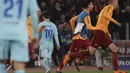 Striker  Barcelona, Lionel Messi, meninggalkan lapangan usai ditaklukkan AS Roma pada laga leg kedua perempat final Liga Champions, di Stadion Olimpico, Selasa (10/4/2018). AS Roma menang 3-0 atas Barcelona. (AP/Gregorio Borgia)
