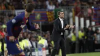 Pelatih Barcelona Ernesto Valverde memberikan instruksi kepada pemainnya saat menghadapi Inter Milan pada matchday kedua Grup F Liga Champions di Camp Nou, Kamis (3/10/2019) dini hari WIB. Barcelona menang 2-1.(AP Photo/Joan Monfort)