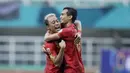 Para pemain Kalteng Putra merayakan kemenangan atas Persita Tangerang pada laga Liga 2 di Stadion Pakansari, Jawa Barat, Selasa (4/12). Kalteng menang 2-0 atas Persita. (Bola.com/M. Iqbal Ichsan)