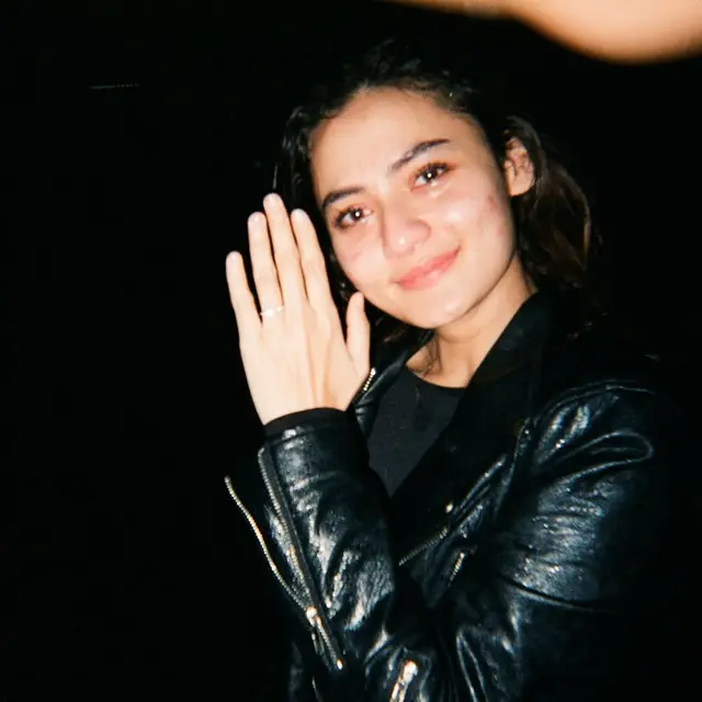 6 Potret Bintang FTV Rachquel Nesia Dilamar Kekasih di Makam Ayah, Tak Terlupakan