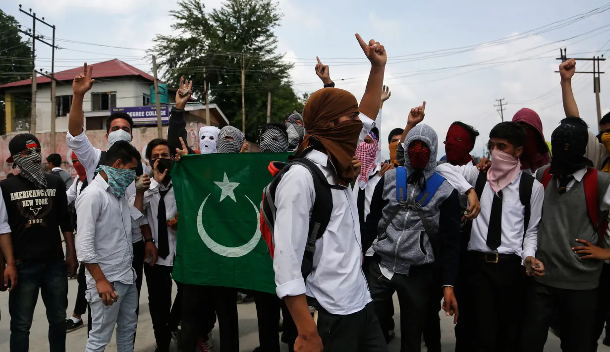 Pelajar Kashmir menolak kehadiran polisi India di sekolahnya, Srinagar, Kashmir, Rabu (17/5). Beberapa bulan belakangan ini keadaan di Kashmir terus diwarnai oleh bentrok antara pelajar dengan polisi. (AP Photo / Mukhtar Khan)