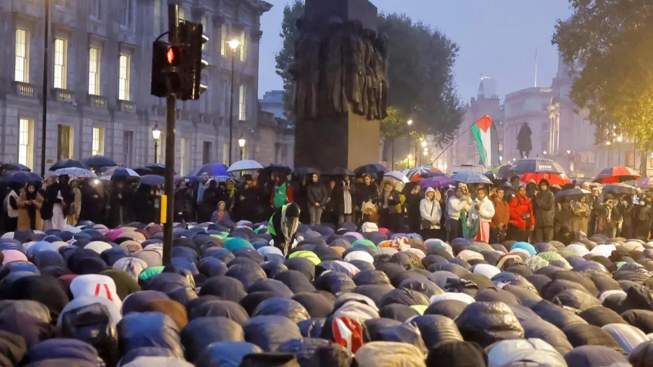 Aksi tersebut sebagai bentuk keprihatinan dan solidaritas untuk berdoa memohon keselamatan warga Palestina di tengah konflik antara Hamas dengan pasukan zionis Israel di Jalur Gaza.