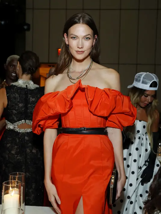 Karlie Kloss menghadiri makan malam The Kering Foundation's Caring for Women di The Pool on Park Avenue di New York City pada 15 September 2022. Ia membawa barang-barang penting di dalam clutch hitam. (JP Yim/Getty Images for The Kering Foundation/AFP)