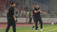 Pelatih Chelsea, Xabi Alonso, berteriak memberikan arahan kepada anak asuhnya saat menghadapi AC Milan dalam laga Indonesia Super Cup 2026 di Stadion Utama Gelora Bung Karno (SUGBK), Jakarta, Sabtu (8/8/2026). (KLY/Budy Santoso)
