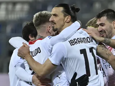 Striker AC Milan, Zlatan Ibrahimovic melakukan selebrasi bersama rekan setim usai mencetak gol kedua ke gawang Cagliari dalam laga lanjutan Liga Italia 2020/21 pekan ke-18 di Sardegna Arena, Senin (18/1/2021). AC Milan menang 2-0 atas Cagliari. (AFP/Alberto Pizzoli)