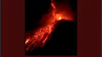 Guguran lava pijar menuruni lereng Gunung Soputan di Sulawesi Utara pads 3/10/2018 pukul 23.25 WITA. (Foto: Twitter Sutopo Purwo Nugroho)