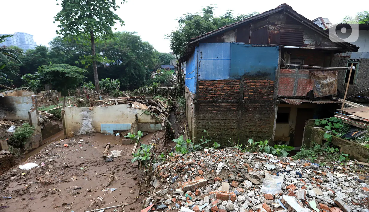 Suasana bangunan rumah yang telah dirobohkan di kawasan Rawajati, Jakarta Selatan, Jumat (21/10/2022). Selain Cawang dan Rawajati, lima kelurahan lainnya yakni Kebon Baru, Manggarai, Pengadegan, Bidara Cina dan Kampung Melayu. kelurahan yang merupakan lokasi rawan genangan. (Liputan6.com/Johan Tallo)