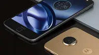 Tampilan dari seri smartphone terbaru Motorola yakni Moto Z dan Moto Z Force (sumber: engadget.com)