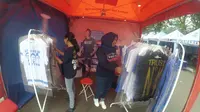 Stan milik pemain Arema Cronus, Dendi Santoso meramaikan bazar merchandise dalam perayaan HUT ke-29 Singo Edan. (Bola.com/Iwan Setiawan)