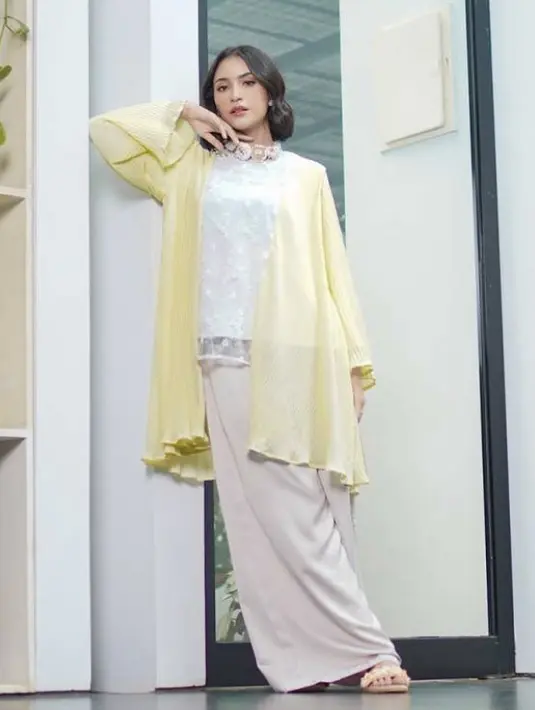 <p>Tampil stylish dengan outer kuing Jenna &amp; Kaia saat Lebaran. Padukan dengan inner putih dan celana pallazo. Credit: Blibli</p>