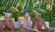 Vokalis band Red Hot Chilli Peppers, Anthony Kiedis tengah berlibur ke Mentawai. Foto dibagikan lewat akun Instagram resmi RHCP @chillipeppers. (dok. Instagram @chillipeppers/https://www.instagram.com/p/C5zl1Noy9Te/?utm_source=ig_web_copy_link/Rusmia Nely)