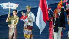 Atlet voli putri Indonesia, Megawati Megawati Hangestri Pertiwi (kiri) dan atlet pelari jarak jauh Indonesia, Robi Syianturi (kanan) terpilih menjadi pembawa bendera Merah Putih di Opening Ceremony SEA Games Thailand 2025 yang digelar di Rajamanggala Stadium pada Selasa (9/12/2025) malam WIB. (Dok. NOC Indonesia)