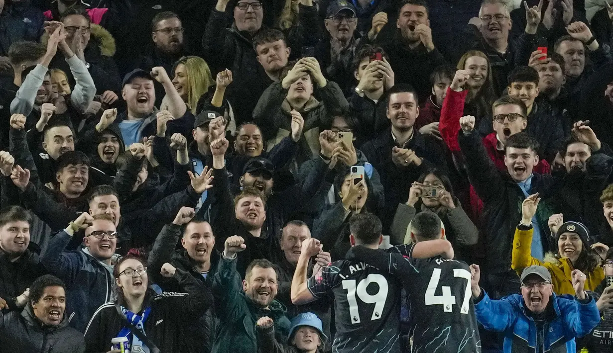 Pemain Manchester City, Phil Foden dan Julian Alvarez melakukan selebrasi bersama suporter setelah mencetak gol ke gawang Brighton & Hove Albion  dalam duel tunda pekan ke-29 Liga Inggris 2024, Jumat (26/4/2024). Hasil ini membawa serdadu Pep Guardiola naik ke posisi ke-2 klasemen dengan raihan 76 poin dari 33 pertandingan. (AP Photo/Kin Cheung)