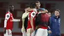 Kiper Arsenal, Emiliano Martinez, merayakan kemenangan timnya atas Liverpool pada laga lanjutan Premier League pekan ke-36 di Emirates Stadium, Kamis (16/7/2020) dini hari WIB. Arsenal menang 2-1 atas Liverpool. (AFP/Paul Childs/pool)