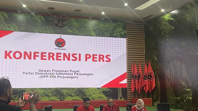 Ketua DPP Bidang Pemenangan Pemilu PDIP, Deddy Sitorus, dan Ketua DPP PDIP Bidang Reformasi Sistem Hukum Nasional, Ronny Talapessy, menggelar konferensi pers di Gedung DPP PDIP, Jakarta, Jumat (13/12/2024).