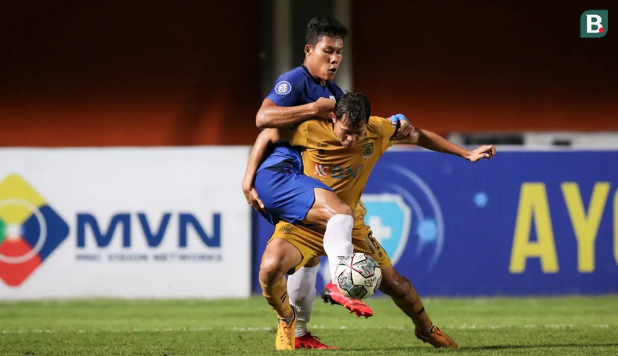 Adam Alis Setyano kembali membangun serangan bagi Bhayangkara FC, namun bek PSIS Semarang Wahyu Prasetyo berhasil meredam serangan dengan baik. (Bola.com/Bagaskara Lazuardi)