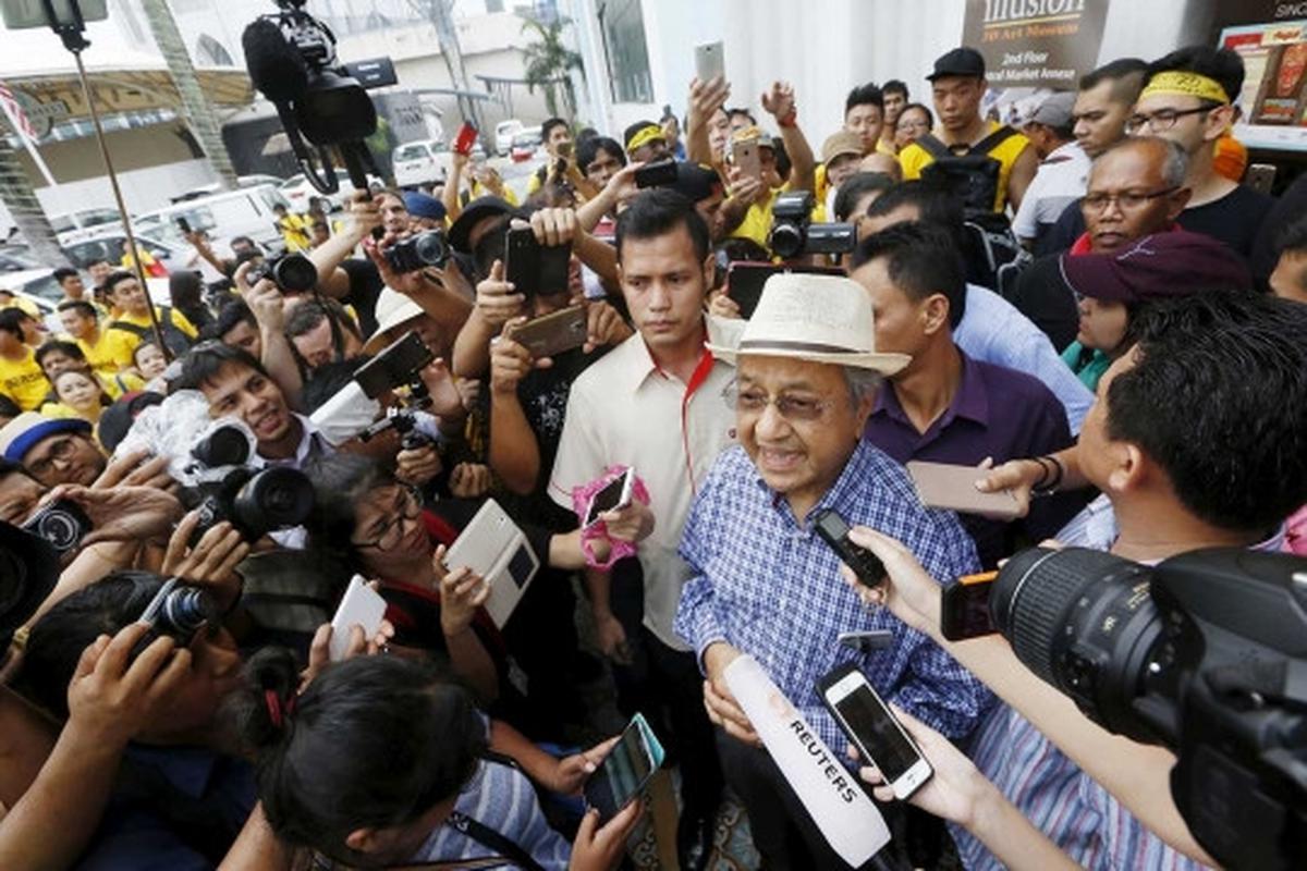 Bertopi koboi, Mahathir Mohamad ikut demo Najib Razak