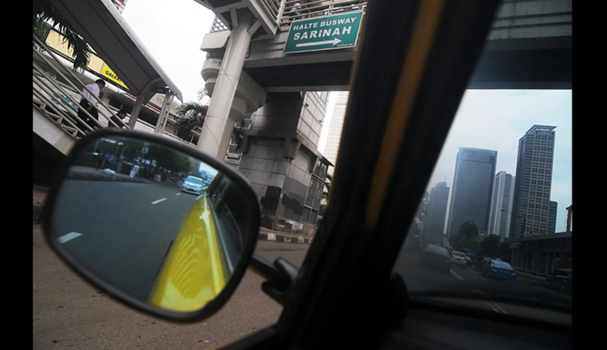 Sejumlah kendaraan melintas di sekitar Jalan MH Thamrin, Jakarta, Rabu (21/1). Setelah larangan sepeda motor, Pemprov DKI akan menerapkan kebijakan pembatasan usia kendaraan beroda empat yang melintas di jalan protokol itu. (Antara Foto/Zabur Karuru)